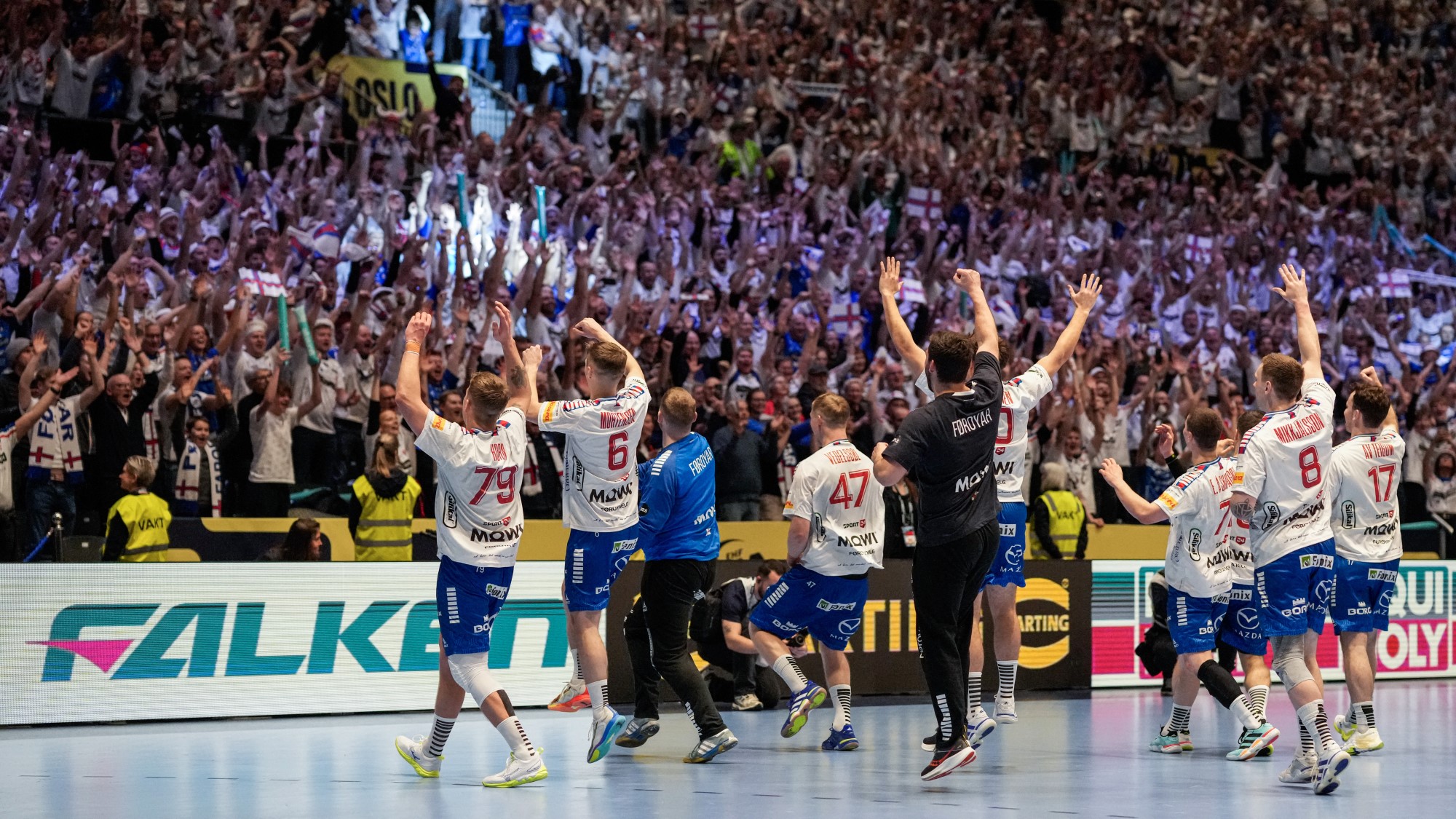 A feröeri játékosok ünneplése a szurkolókkal Montenegró legyőzése után.