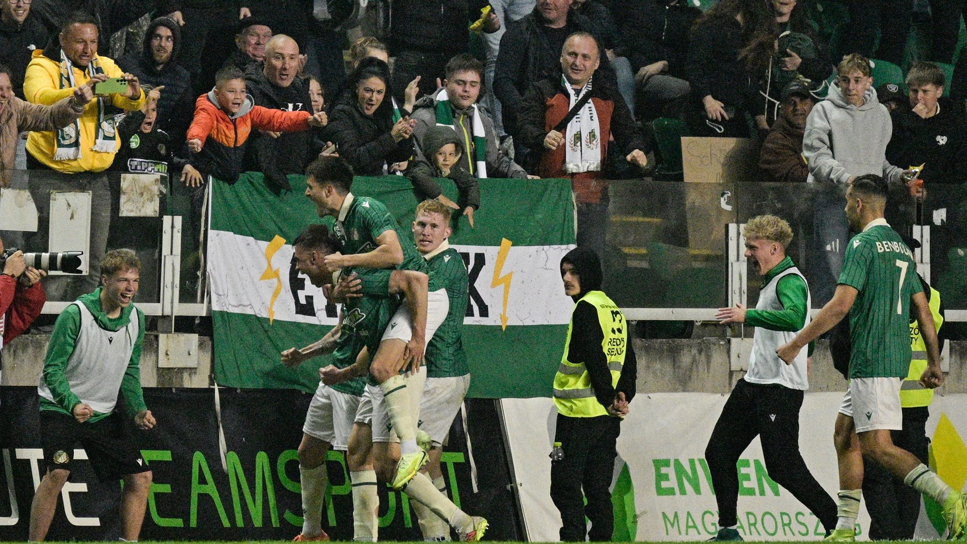 Az ETO FC játékosainak gólöröme a labdarúgó Fizz Liga 30. fordulójában játszott ETO FC - Ferencvárosi TC mérkőzésen.