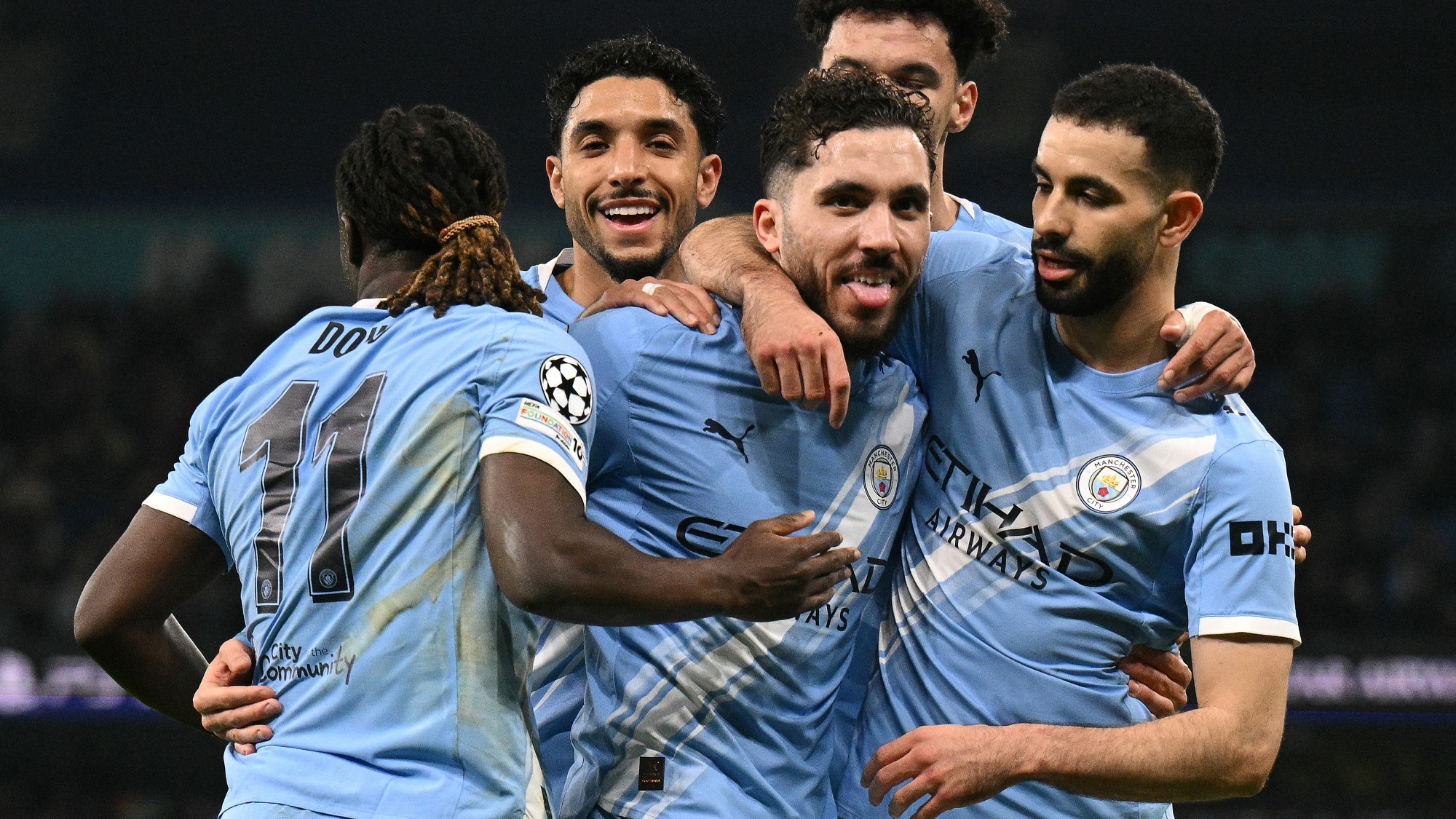 Rayan Cherki manchesteri csapattársai körében.