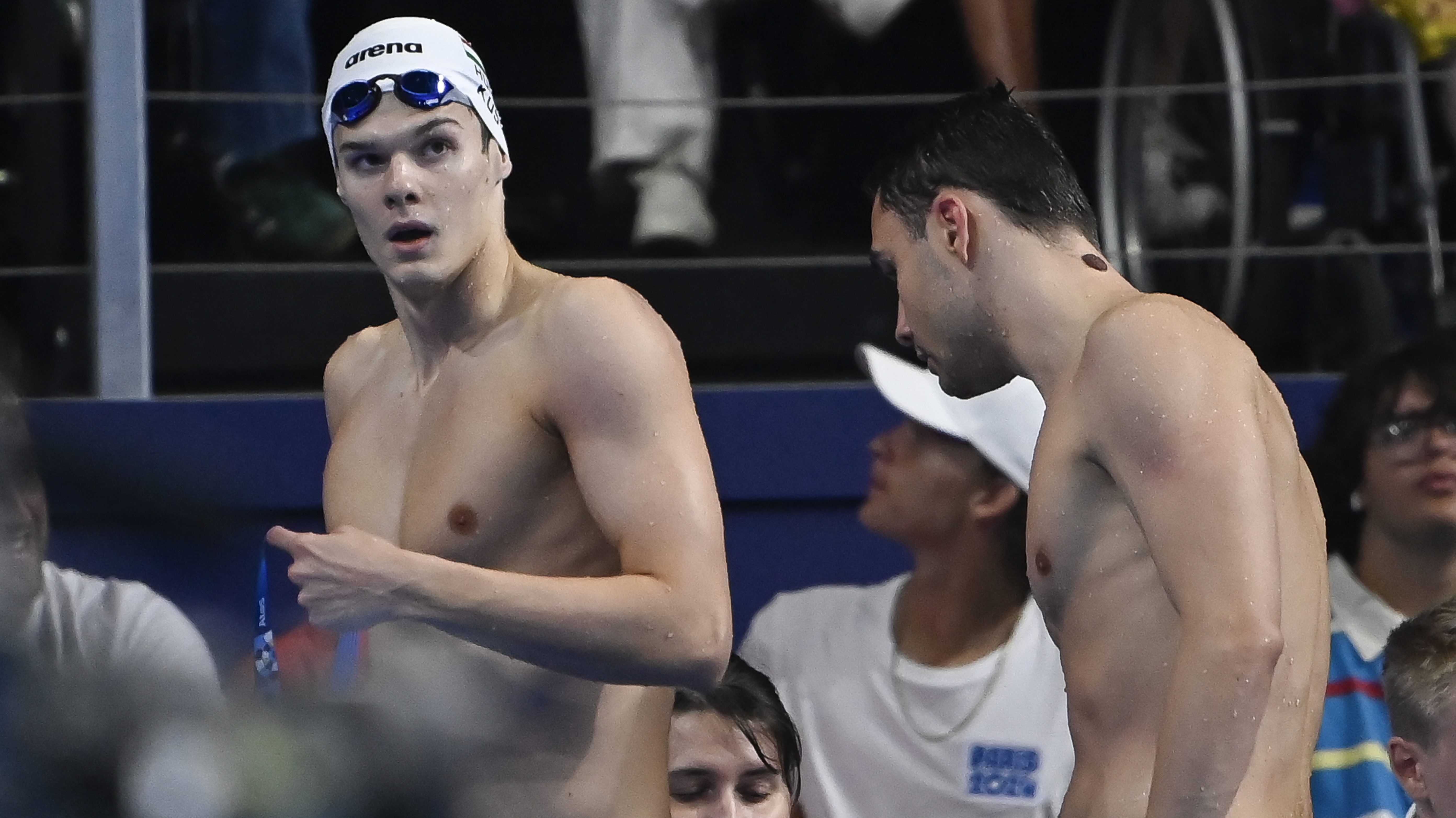 Kós Hubert (balra) és Milák Kristóf (jobbra) a férfi 100 méteres pillangóúszás elõfutama után a 2024-es párizsi nyári olimpián.