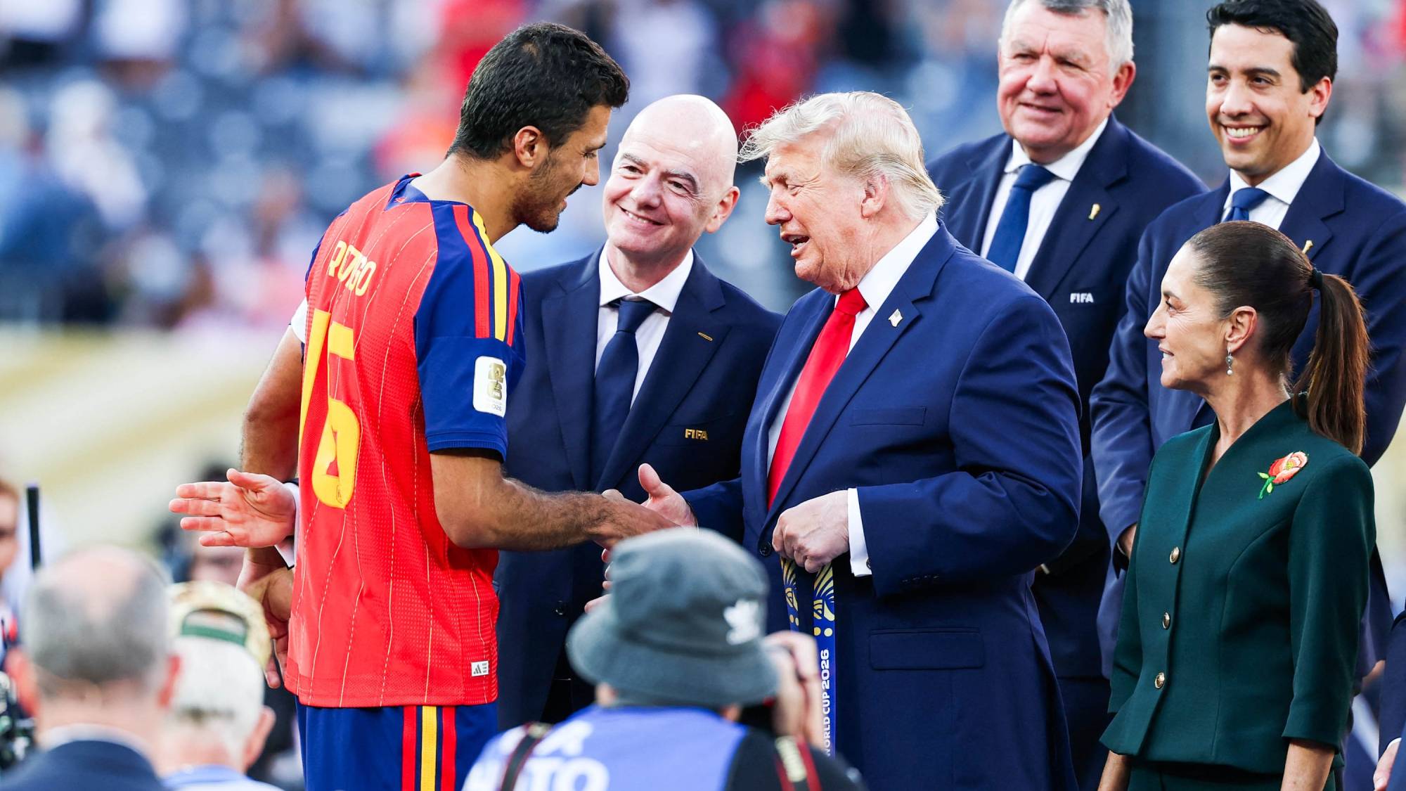 Rodri player of Spain receives the gold medal from U.S. President Donald Trump during the 2026 FIFA World Cup award ceremony at New York New Jersey Stadium, in East Rutherford, United States, on Sunday, July 19, 2026.(Foto: William Volcov/Brazil Photo Press/Brazil Photo Press) INTERNATIONAL