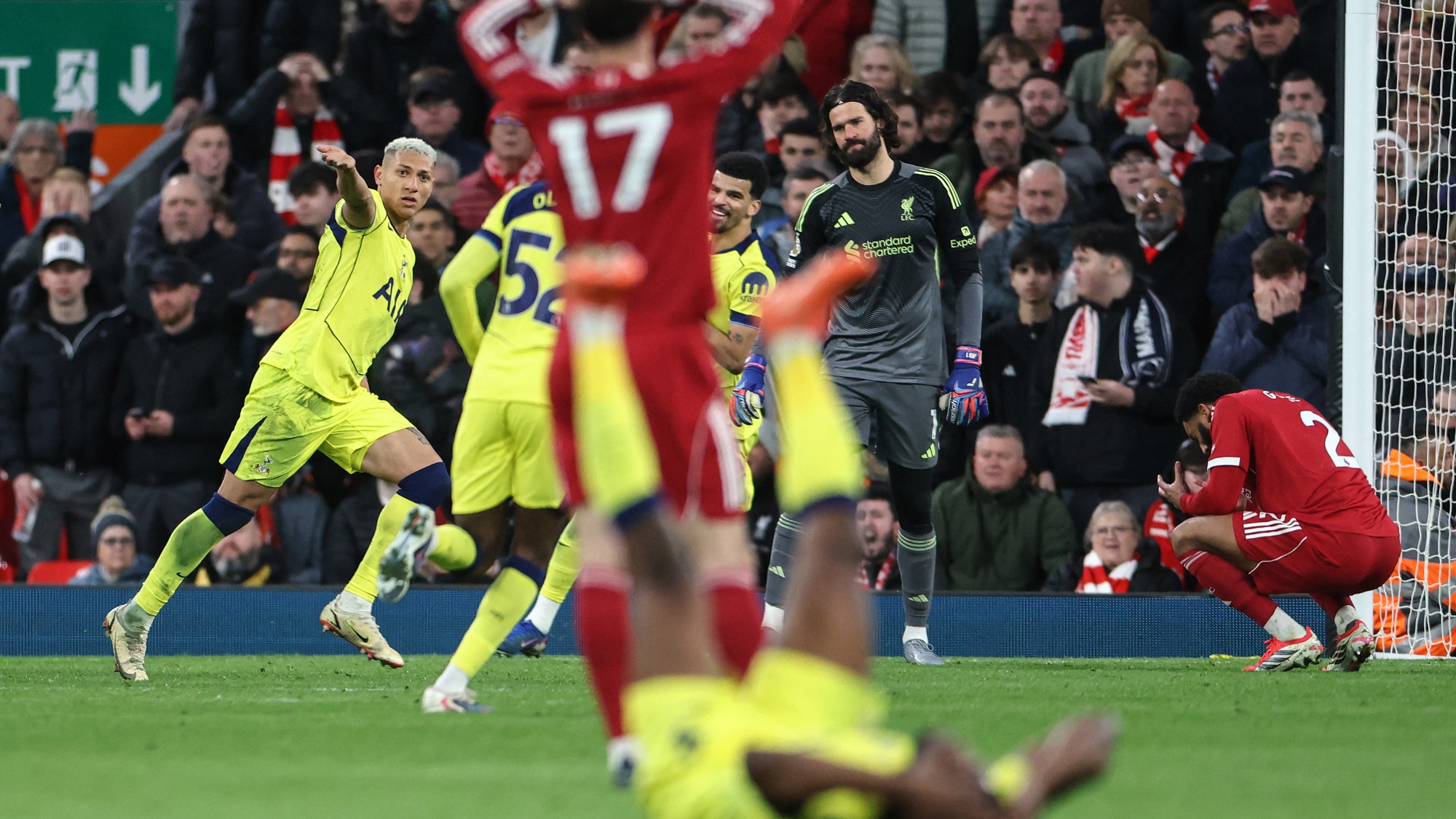 A Tottenham játékosainak ünneplése, miután pontot mentettek Liverpoolban.